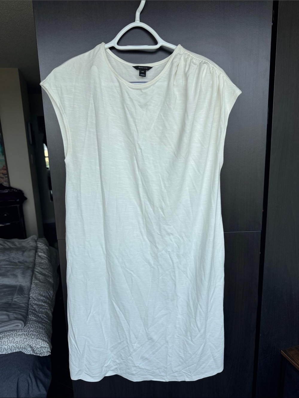 RW&CO. Cream Sleeveless Midi Shift Dress